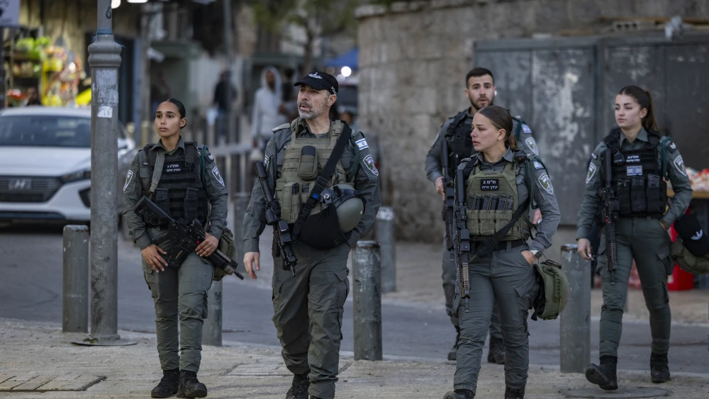 Israeli Border Police officers patrol outside Damascus Gate in Jerusalem’s Old City during the beginning of the holy fasting month of Ramadan, Feb. 18, 2026. Photo by Chaim Goldberg/Flash90.