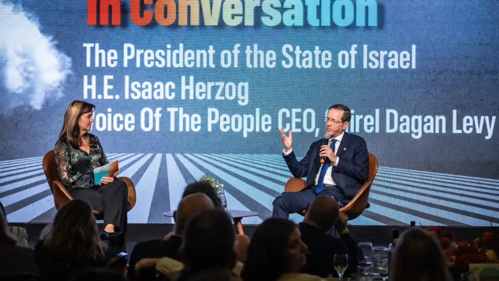 Israeli President Isaac Herzog speaks with Voice of the People CEO Shirel Dagan-Levy in Budapest, Hungary on Oct. 20, 2026. Photo by Máté Fülöp.