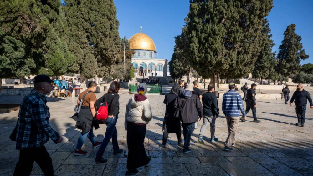 Israeli security personnel escort a group of Jews on the Temple Mount in Jerusalem, Jan. 18, 2023. Photo by Jamal Awad/Flash90.