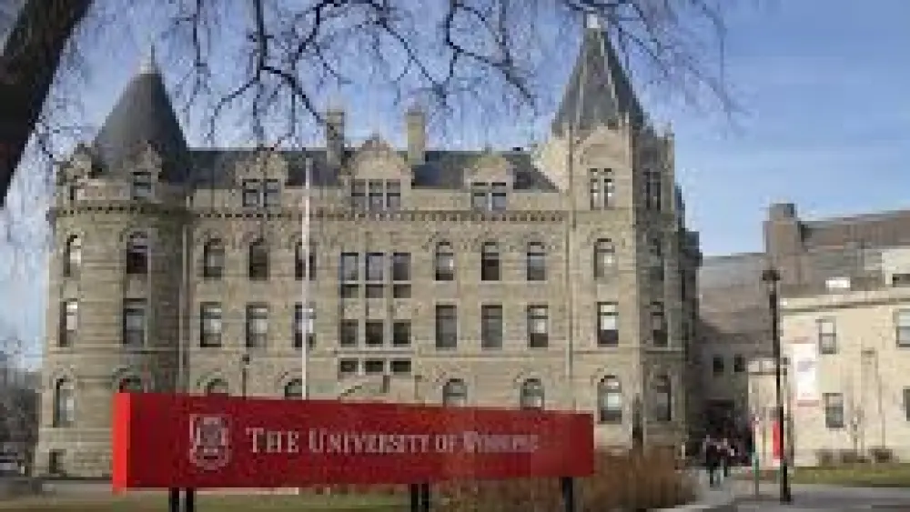Front view of the University of Winnipeg and U of W Collegiate, take from Portage Avenue. Credit: KrazyTea/Wikimedia Commons.