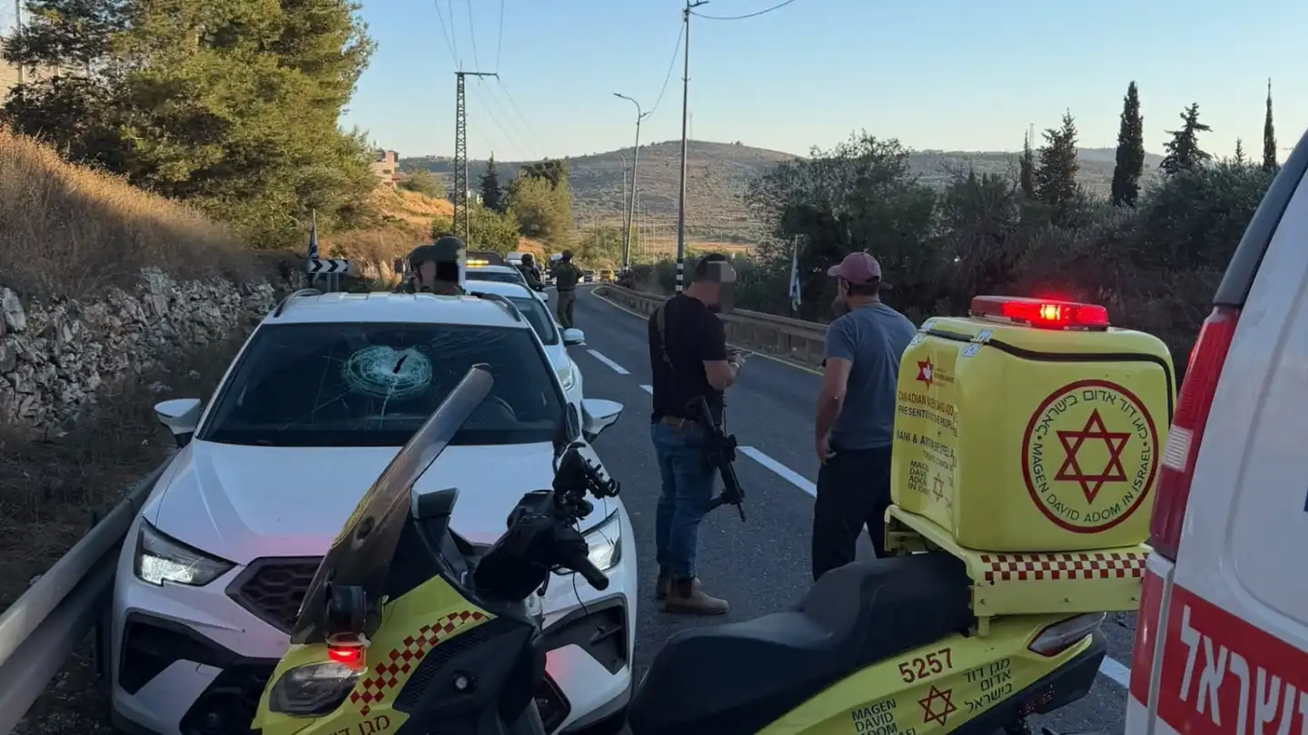 Israeli lightly wounded in Palestinian rock-throwing assault in Samaria