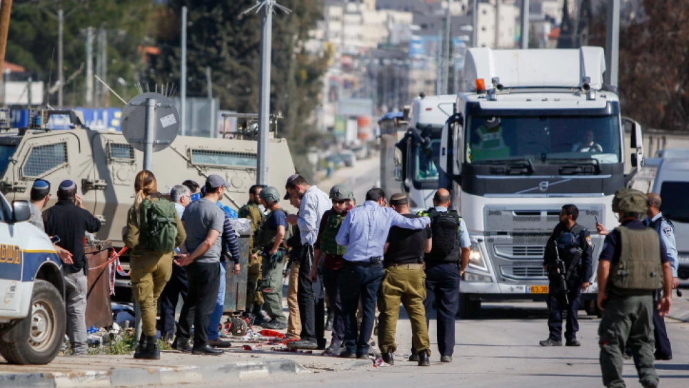Israeli security forces secure the scene after a Palestinian assailant attempted to stab Israelis near the Huwara checkpoint, south of Nablus, on April 3, 2019. Photo by Nasser Ishtayeh/Flash90.