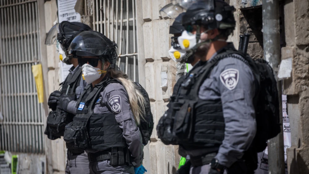 Israeli police officers enter the ultra-Orthodox Jewish neighborhood of Me'a Shearim in Jerusalem, closing shops and dispersing public gatherings as part of the country's efforts to stem the spread of the coronavirus pandemic, March 24, 2020. Photo by Yonatan Sindel/Flash90.