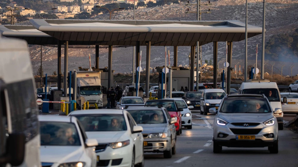 Vehicles at the az-Za'ayyem checkpoint near Ma'ale Adumim in the Judean Desert, Nov. 25, 2020. Photo by Yonatan Sindel/Flash90.