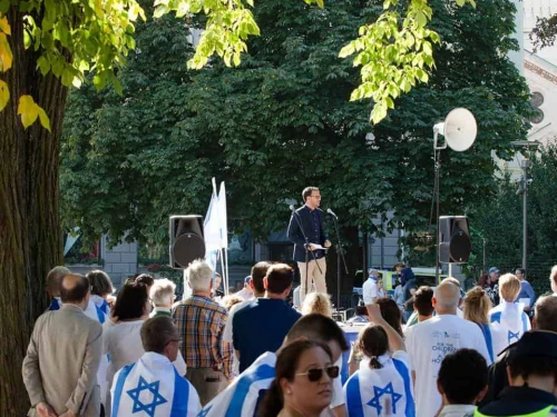 Aron Verständig speaks at a pro-Israel rally in Stockholm, Sweden on Aug. 31, 2015. Photo courtesy of the Zionist Federation of Sweden.