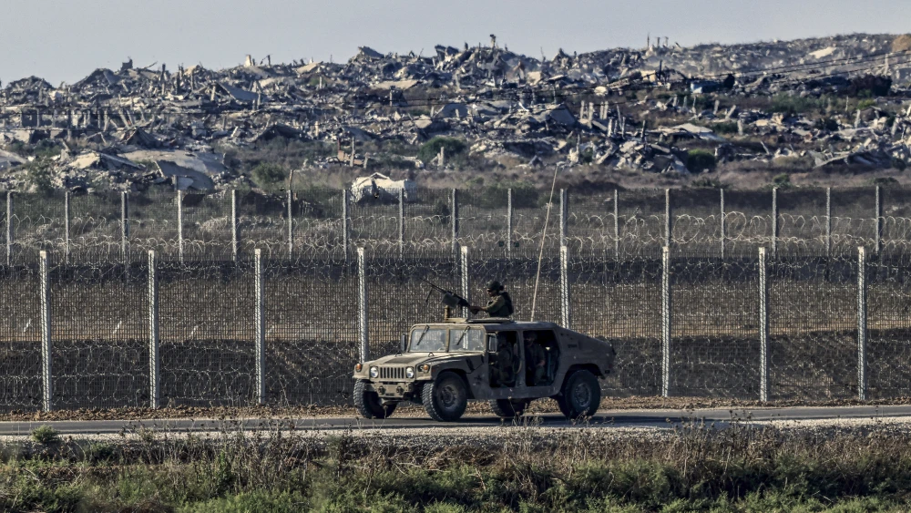 Israeli soldiers seen on the Israeli border with the Gaza Strip, Aug. 5, 2026. Photo by Tsafrir Abayov/Flash90