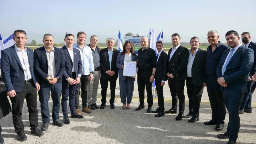 Brnjamin Netanyahu, 8th from left, and Miri Regev meet with community leaders in Kiryat Shmona, Israel on Feb. 1, 2026,. Photo credit: GPO.