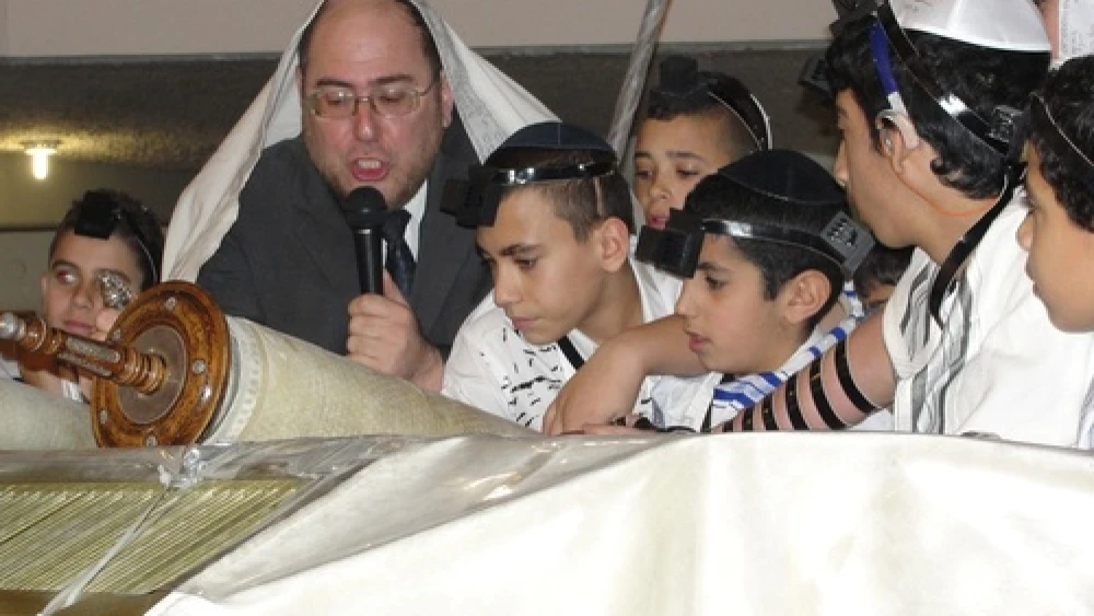 Rabbi Chanoch Yeres, director of the Deaf Programming Division of International Young Israel Movement (IYIM), leads a 2013 bar mitzvah for 63 deaf and hard-of-hearing children. Credit: Judy Lash Balint.