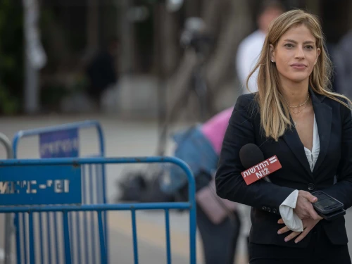 Channel 12 reporter Yolan Cohen outside the trial of Israeli Prime Minister Benjamin Netanyahu at the Distrcit Court in Tel Aviv, December 10, 2024. Photo by Chaim Goldberg/Flash90.