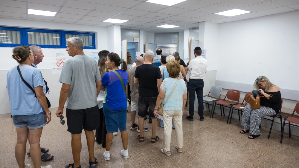 Israelis stand in line to cast their ballots at a polling station during Election Day, Oct. 27, 2026. Photo by Liron Moldovan/FLASH90.