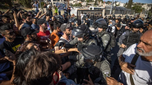 Israeli forces clash with protesters in the eastern Jerusalem neighborhood of Sheikh Jarrah on May 7, 2021. Photo by Yonatan Sindel/Flash90.