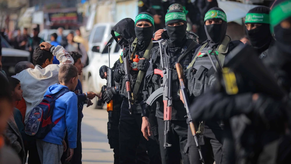 Members of the Hamas's Al-Qassam Brigades attend the funeral of Hamas military council member Ghazi Abu Tamaa, in Al-Hajj Musa Mosque in Khan Yunis, the southern Gaza Strip, Feb. 4, 2025. Photo by Ali Hassan/Flash90.