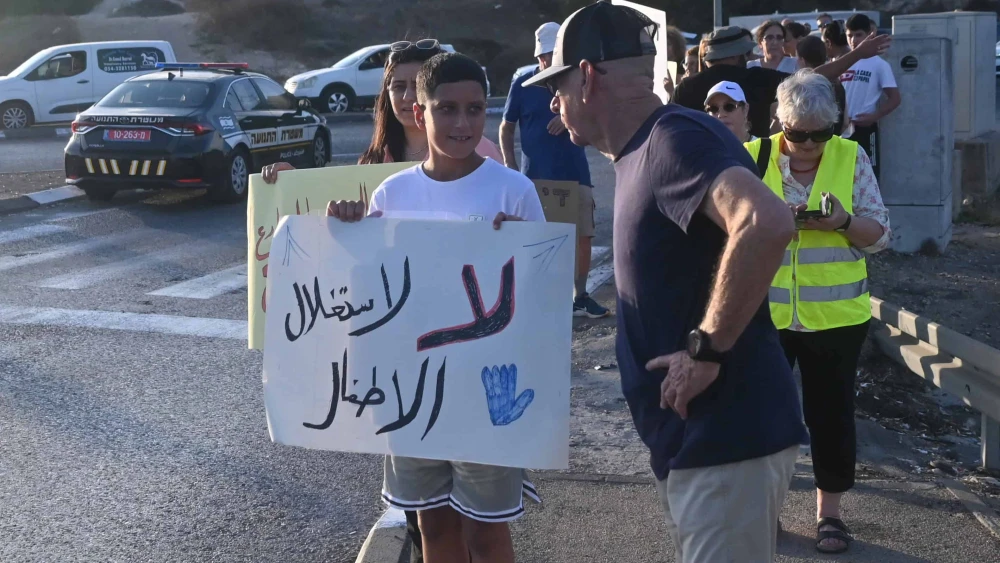 Ahlam Maroun and her son, left, speak with another protester at Yasif Junction, Israel on Sept. 3, 2025. Photo by Canaan Lidor.