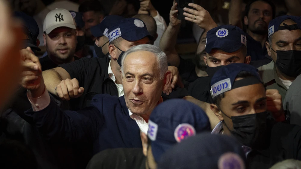 Prime Minister and Likud party chairman Benjamin Netanyahu visit the Mahane Yehuda market in Jerusalem, Oct. 22, 2026. Photo by Yonatan Sindel/Flash90.