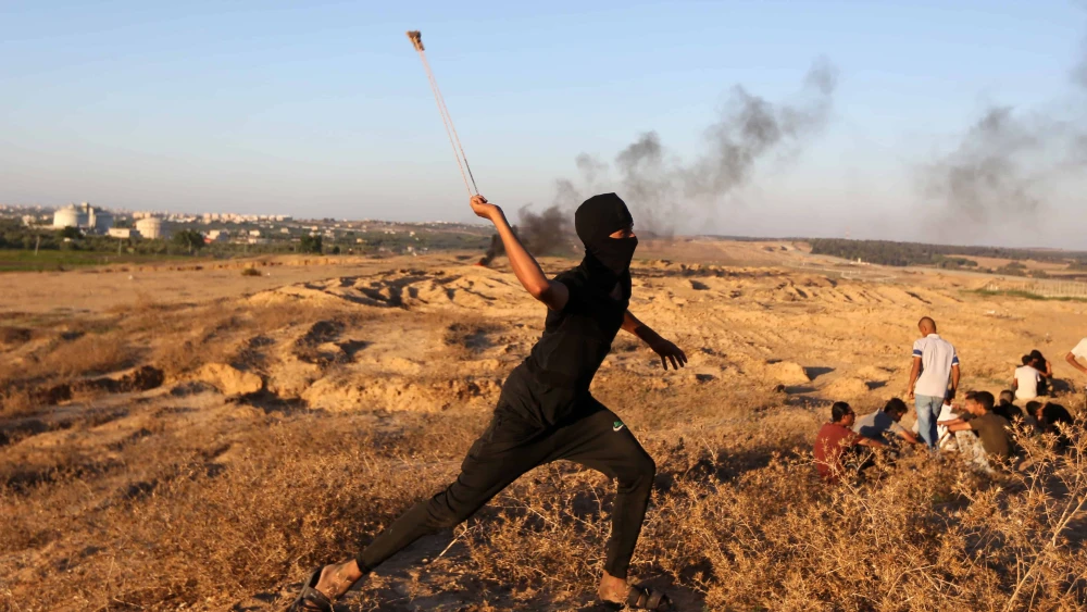 Gazans attack Israeli soldiers at the border fence, east of the Bureij camp in the central Strip, Sept. 24, 2023. Photo by Yousef Mohammed/Flash90.