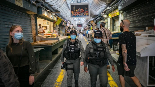 Israel Police officers patrolling Jerusalem's Machane Yehuda market during a nationwide COVID-19 lockdown, Oct. 4, 2020. Photo by Olivier Fitoussi/Flash90..