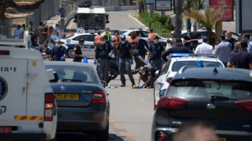 Israeli police and forensic teams at the scene of a suspected terrorist attack in Kfar Saba in which a 62-year-old woman was wounded, on April 28, 2020. Photo by Gili Yaari/Flash90.