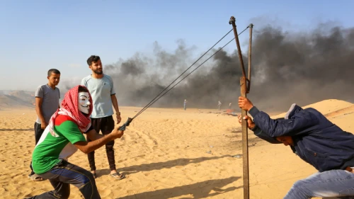 Palestinian protesters during clashes with Israeli forces near the Gaza-Israel border in the Gaza Strip, in Khan Yunis on June 1, 2018. Photo by Abed Rahim Khatib/Flash90.