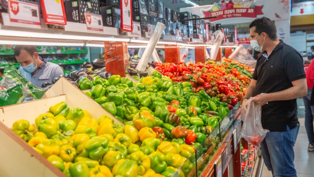 Israelis stock up on groceries at the Rami Levy supermarket in Modi'in ahead of a COVID-19 lockdown on Sept. 24, 2020. Photo by Yossi Aloni/Flash90.