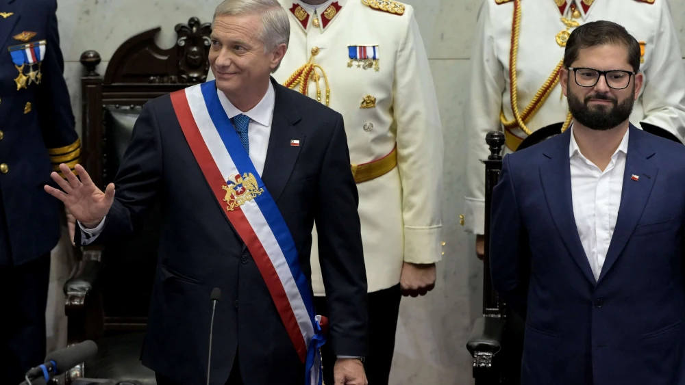 El nuevo presidente de Chile, José Antonio Kast (izq.), saluda junto al presidente saliente, Gabriel Boric, en el Congreso Nacional en Valparaíso, Chile, el 11 de marzo de 2026. Kast, es el presidente más derechista del país en más de tres décadas. Foto: Rodrigo Arangua / AFP vía Getty Images.