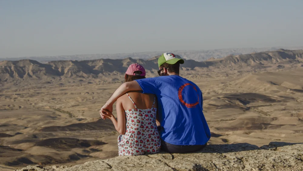 A young couple by a lookout point of Machtesh Ramon, a crater formed naturally millions of years ago near Mitzpe Ramon in the Negev Desert, June 28, 2014. Photo by Zoe Vayer/Flash90.