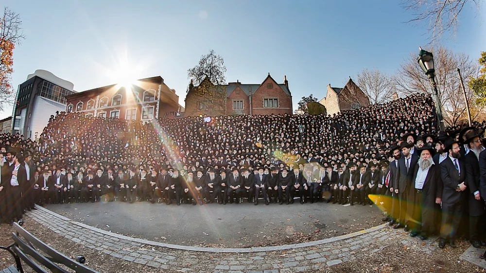 A group photo of Chabad-Lubavitch emissaries in 2015. Credit: Wikimedia Commons.