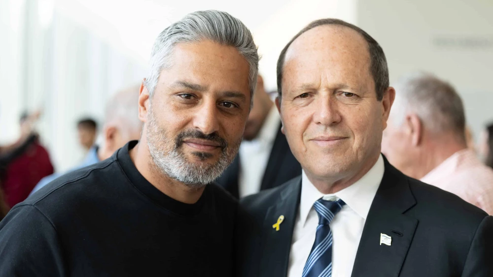 Economy and Industry Minister Nir Barkat (right) poses with Beitar Jerusalem’s manager Barak Itzhaki. Photo by Tzachi Kraus.