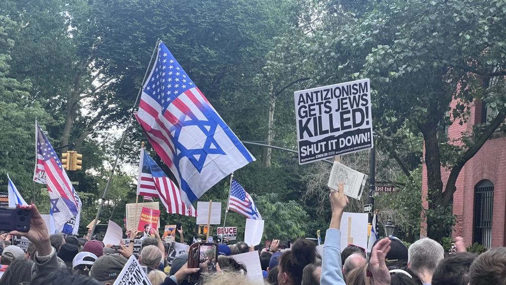 Protesters near Gracie Mansion demanding the removal of Mayor Zohran Mamdani, May 26, 2026. Photo by Debra Nussbaum Cohen.
