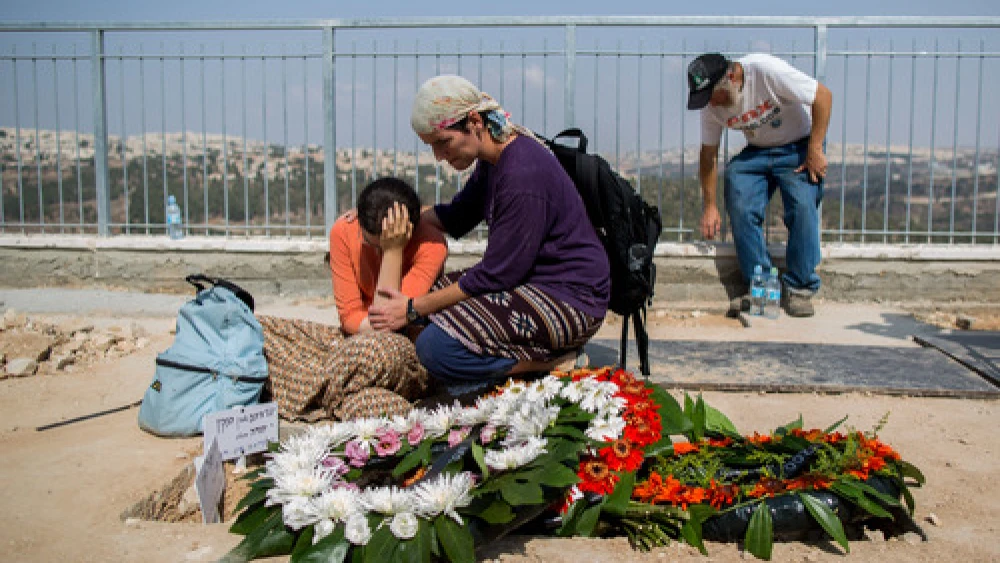 Click photo to download. Caption: Israelis mourn at the grave of murdered Jewish couple Na'ama and Eitam Henkin after their funeral at Har HaMenuchot Cemetery in Jerusalem on Friday, Oct. 2, 2015. Credit: Yonatan Sindel/Flash90.