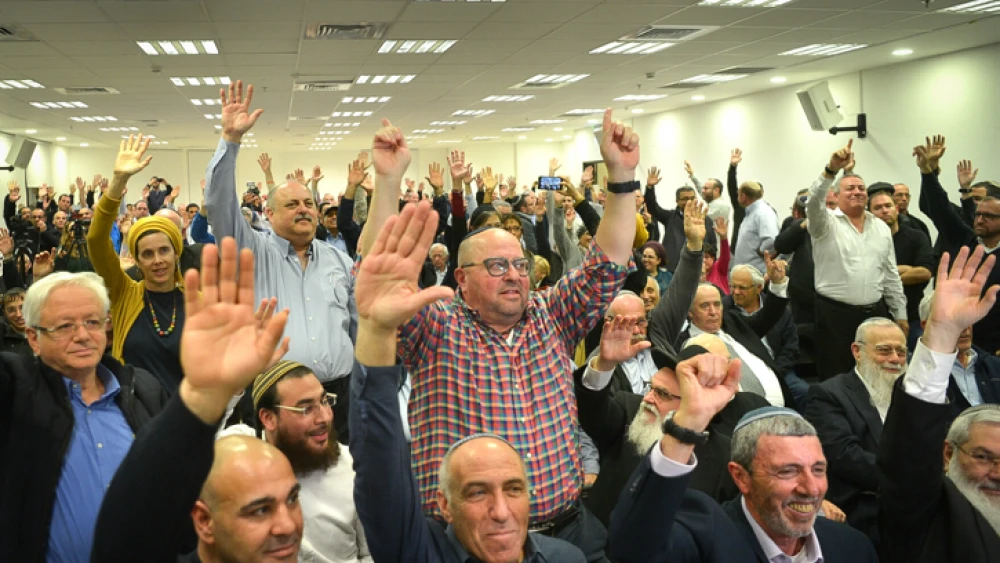 The Jewish Home Party, the current iteration of what used to be Israel's National Religious Party, votes on a pre-election alliance with Otzma Yehudit in Petach Tikvah, Feb 20, 2019. Photo by Yehuda Haim/Flash90.