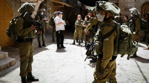 Israeli forces guard as Jews tour the city of Hebron on May 16, 2020. Photo by Wisam Hashlamoun/Flash90.