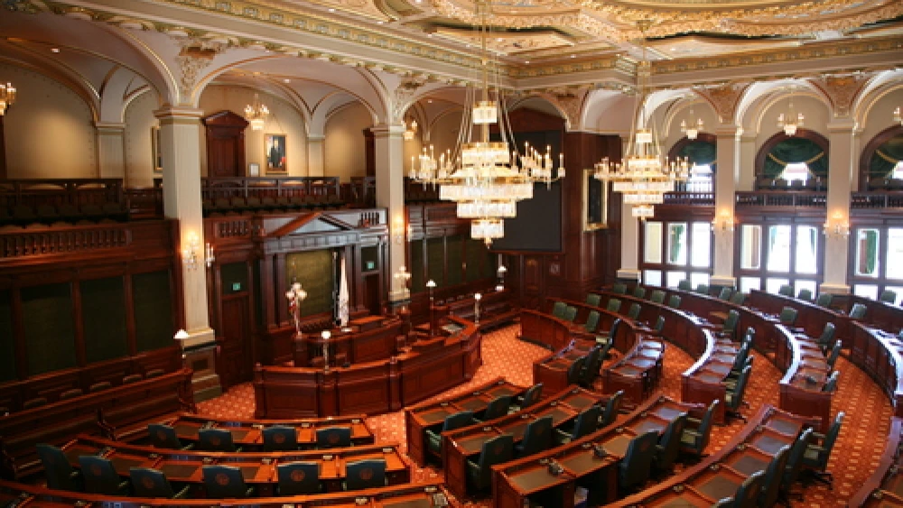The chamber of the Illinois House of Representatives, which on Monday unanimously (102-0) passed legislation that bans state pension funds from including in their portfolios companies that participate in the Boycott, Divestment and Sanctions (BDS) movement against Israel. Credit: Daniel Schwen via Wikimedia Commons.