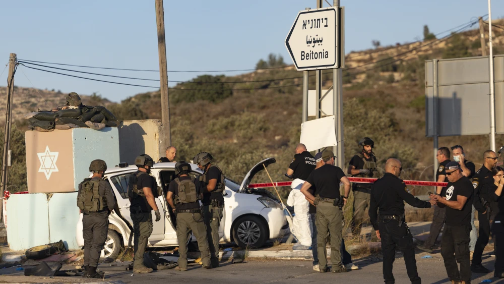 Israeli security forces at the scene of a car-ramming attack near the Maccabim checkpoint in Samaria, where an IDF soldier was wounded, Sept. 23, 2026. Photo by Chaim Goldberg/Flash90.