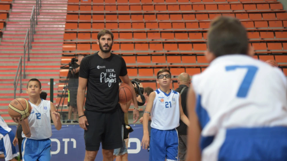 Israeli professional basketball player Omri Casspi attends a special basketball workshop with Israeli kids in Ramle on Aug. 7, 2016. Photo by Avi Dishi/Flash90.