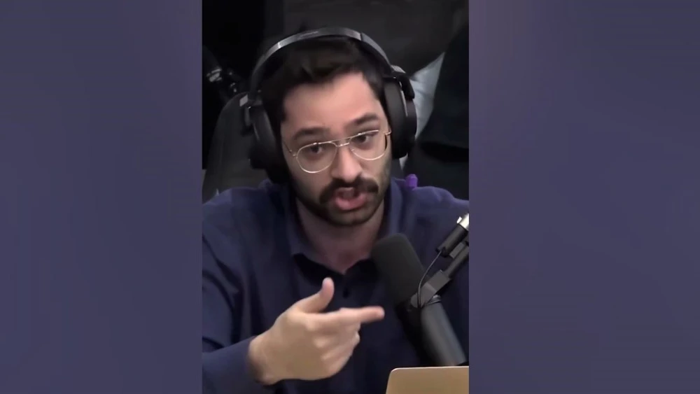 Journalist Elad Eliahu on a podcast. Source: YouTube.