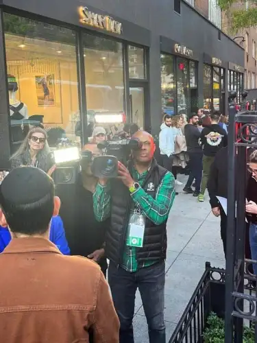 Caffè Aronne has gotten media attention for the support customers have shown after its owner hung an “I Stand With Israel” flag on the store, November 2023. Credit: Courtesy.