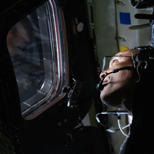 El astronauta de la NASA y piloto de Artemis II, Victor Glover, en la nave Orion durante el sobrevuelo lunar de Artemis II. Glover y sus compañeros de tripulación pasaron aproximadamente siete horas turnándose en las ventanaspara recopilar datos científicos quecompartirían con su equipo en la Tierra. Crédito: NASA, vía Getty Images.