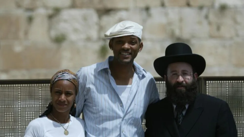 Jada Pinkett Smith and Will Smith with Rabbi Shmuel Rabinovitch, rabbi of the Western Wall and the Holy Sites of Israel, in Jerusalem’s Old City on April 20, 2006. Photo by Pierre Terdjman/Flash90