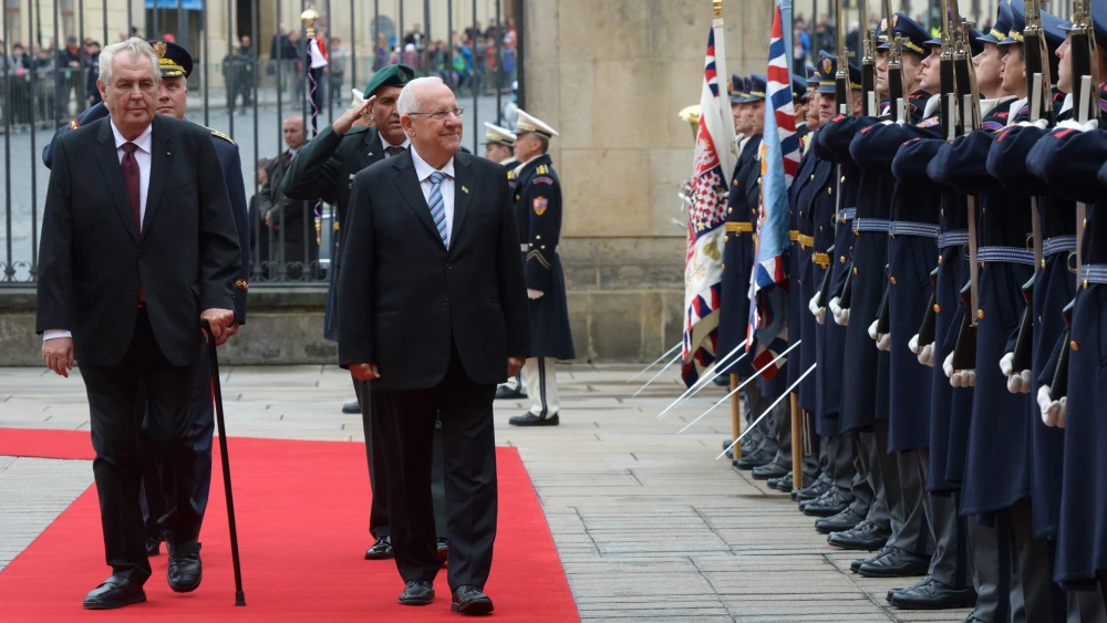 Israeli President Reuven Rivlin seen with Czech President Milos Zeman, at a welcoming ceremony in Rivlin's honor in Prague, Czech Republic, on October 21, 2015. Photo by Mark Neyman/GPO.