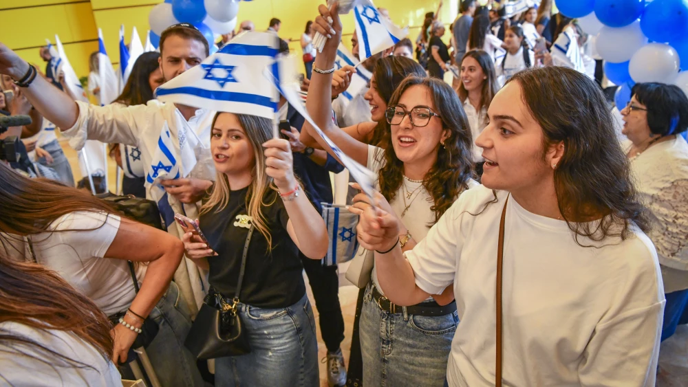New French Jewish immigrants arrive at Ben-Gurion International Airport in central Israel on Aug. 3, 2026. Photo by Avshalom Sassoni/Flash90.