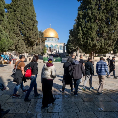 Israeli security personnel escort a group of Jews on the Temple Mount in Jerusalem, Jan. 18, 2023. Photo by Jamal Awad/Flash90.