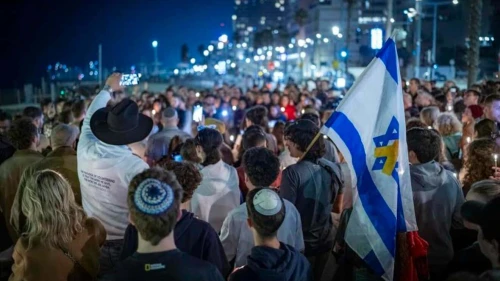 People light candles in memory of the victims of the mass shooting attack in Sydney targeting the Jewish community during Chanukah celebrations, in Tel Aviv, Dec. 14, 2025. Photo by Erik Marmor/Flash90