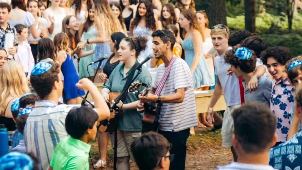 Jewish Agency summer shaliach leading Shabbat singing during summer 2023. Credit: Photo by Omer Shabtay