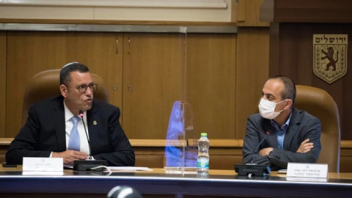 Israeli Coronavirus Project Coordinator Ronni Gamzu (right), during a meeting with Jerusalem Mayor Moshe Lion at City Hall on August 12, 2020. Photo by Olivier Fitoussi/Flash90.