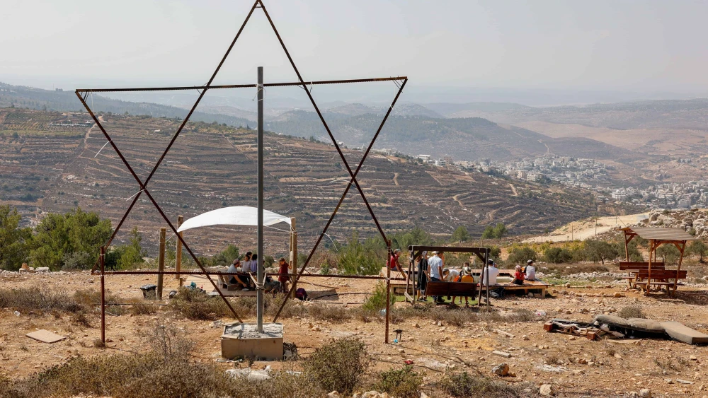 Israelis celebrate Sukkot on the outskirts of Neve Daniel in Gush Etzion, Oct. 11, 2022. Photo by Gershon Elinson/Flash90.