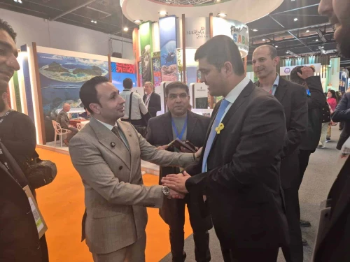 Israeli Tourism Ministry Director General Michael Izhakov and the Pakistani Advisor and National Coordinator to the Prime Minister of Pakistan on Tourism, Sardar Yasir Ilyas Khan, shake hands at the World Travel Market fair in London, Nov. 4, 2025. Photo by Yonatan Zachariah.