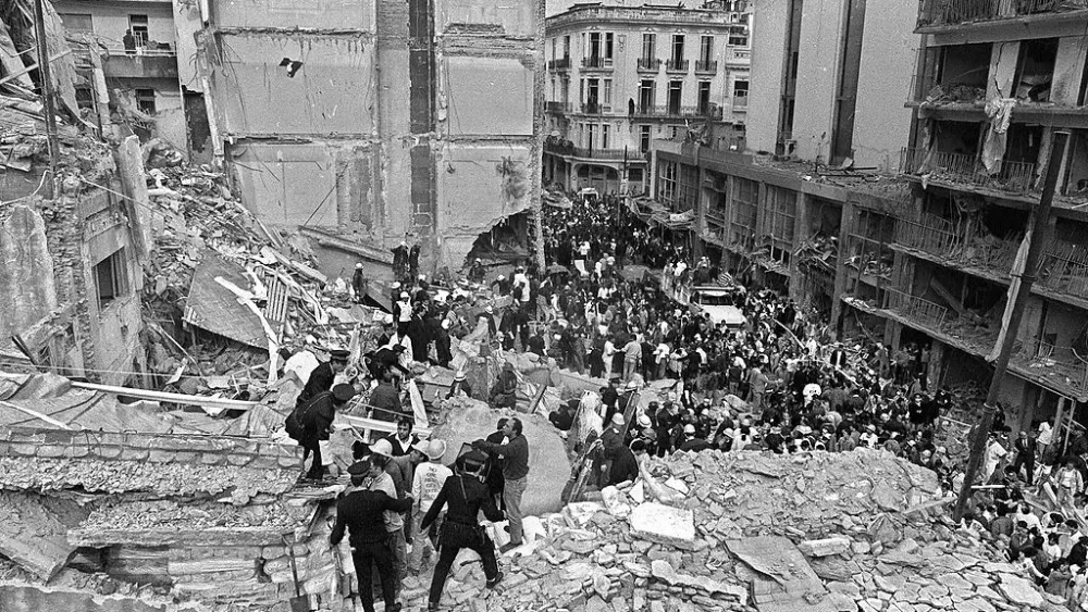 Bomberos y policías buscan sobrevivientes tras el atentado con bomba contra la Asociación Mutual Israelita Argentina (AMIA) en Buenos Aires, el 18 de julio de 1994. El ataque dejó 85 muertos. Foto: Ali Burafi/AFP vía Getty Images.