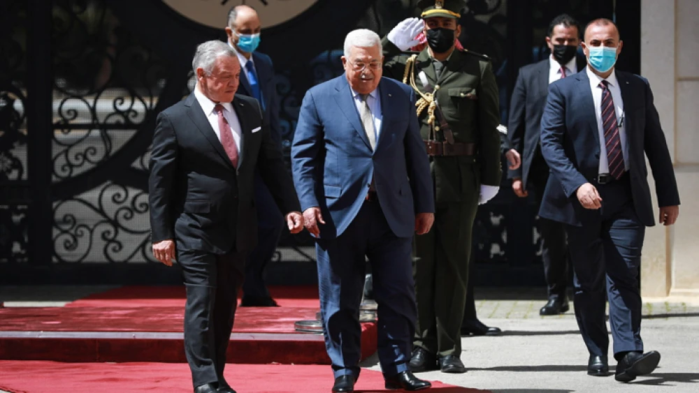 Palestinian Authority chief Mahmoud Abbas welcomes Jordan's King Abdullah II to Ramallah, May 28, 2022. Photo by Flash90.
