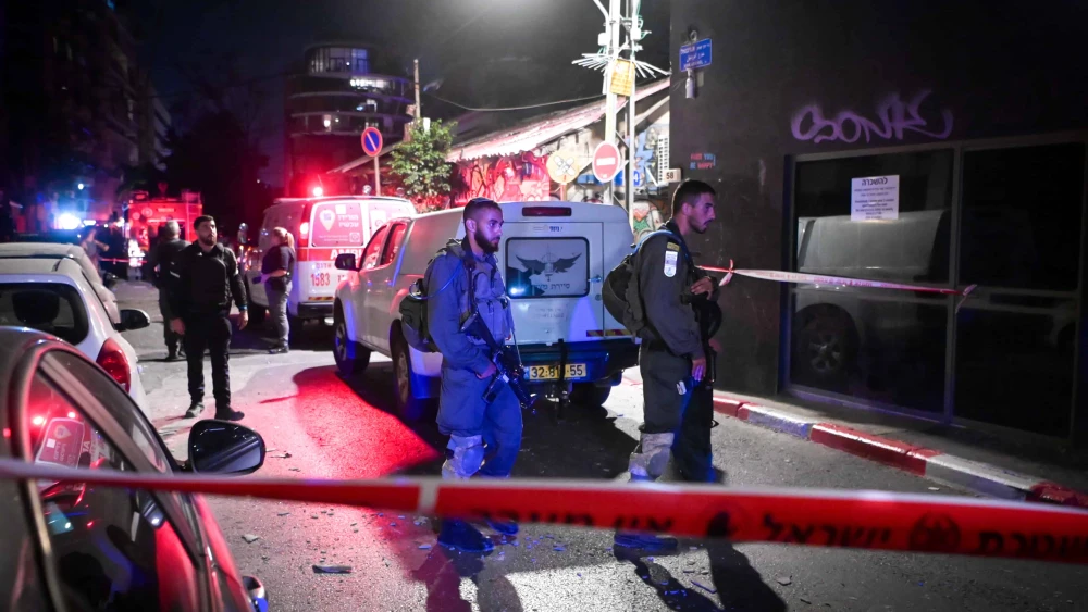 The scene where a rocket fired from Gaza hit a building in the Florentin neighborhood of Tel Aviv on October 7, 2023. Photo by Avshalom Sassoni/Flash90 *** Local Caption *** תל אביב רקטה נפילה פלורנטין משטרה חרבות ברזל