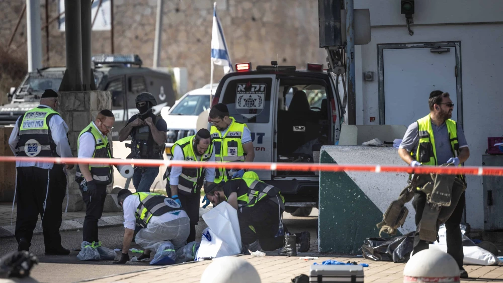 An Israel Defense Forces soldier was killed and six civilians were wounded in a Palestinian shooting attack at the “tunnel road” checkpoint leading to Jerusalem, Nov. 16, 2023. Photo by Chaim Goldberg/Flash90.